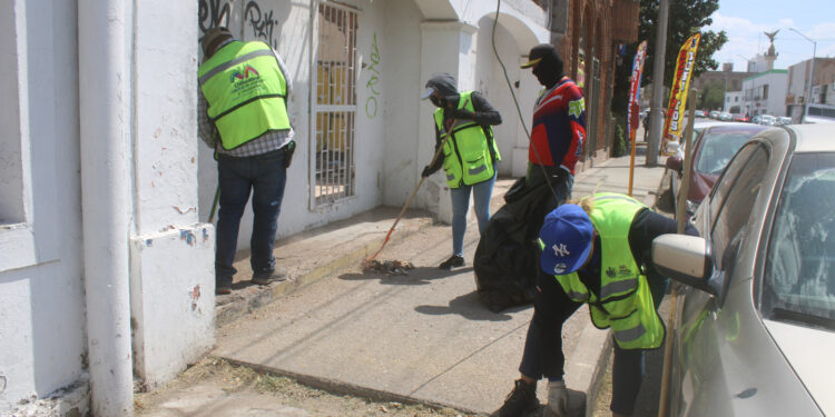 Realizan operativo de limpieza en el primer cuadro de la ciudad