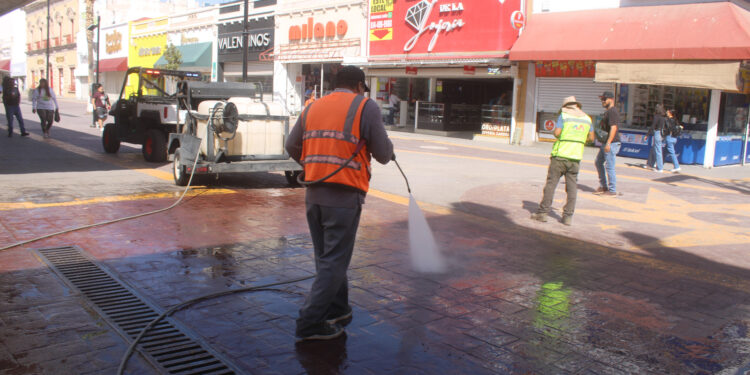 Realizan operativo de limpieza en el primer cuadro de la ciudad