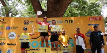 Más de 400 personas participan en competencia de ciclismo de montaña