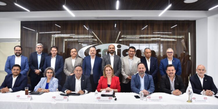 Gobernadora pide a constructores priorizar obras con impacto social