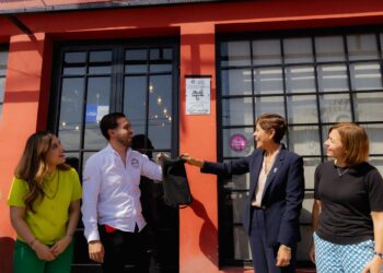 Devela placa del programa “Noche Segura” en la Cervecería 19