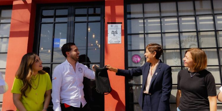 Devela placa del programa “Noche Segura” en la Cervecería 19