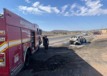 Automóvil se incendia en la carretera Cuauhtémoc-Chihuahua
