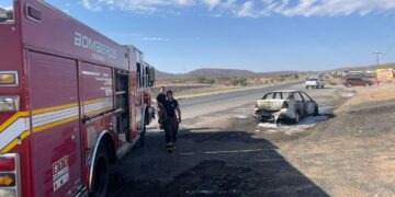 Automóvil se incendia en la carretera Cuauhtémoc-Chihuahua