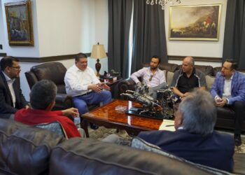 Atiende fiscal César Jáuregui, a representantes de víctimas de Aras