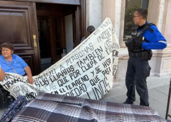 Manifestantes bloquean Presidencia Municipal por presunto desalojo en Ladrilleras