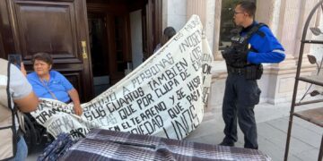 Manifestantes bloquean Presidencia Municipal por presunto desalojo en Ladrilleras