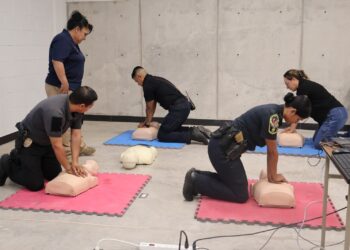 Capacitan a policías municipales y bomberos en atención médica