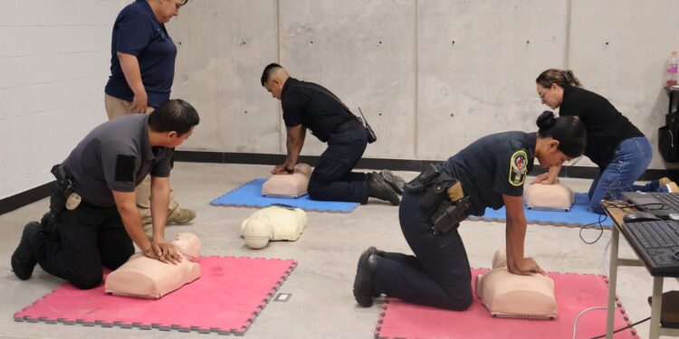 Capacitan a policías municipales y bomberos en atención médica