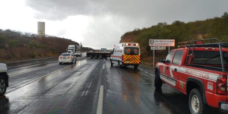 Tráiler se accidenta rumbo a Cuauhtémoc