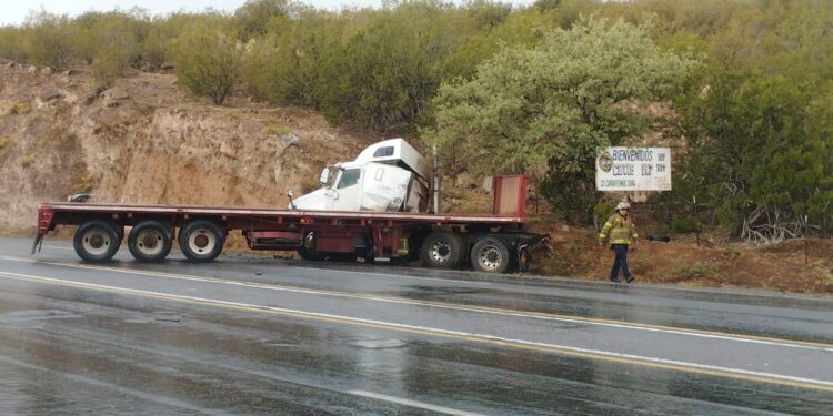 Tráiler se accidenta rumbo a Cuauhtémoc