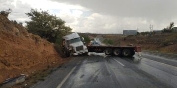 Tráiler se accidenta rumbo a Cuauhtémoc