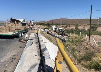 Impacta tráiler y vehículo particular ; un hombre lesionado y fuerte caos vehicular