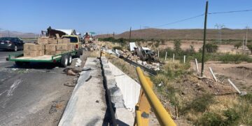 Impacta tráiler y vehículo particular ; un hombre lesionado y fuerte caos vehicular