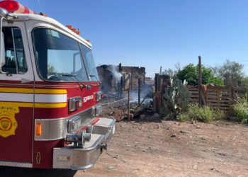 Incendio devasta casa en Sierra Azul