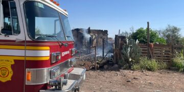 Incendio devasta casa en Sierra Azul
