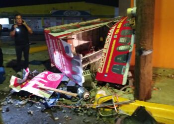 Choque involucra  dos autos y puesto de cerrajería en Delicias