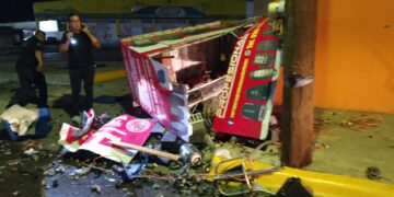 Choque involucra  dos autos y puesto de cerrajería en Delicias