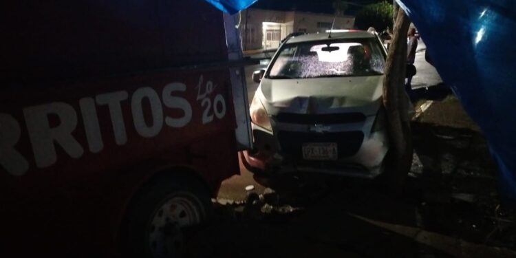 Auto choca contra puesto de burritos y árbol en Delicias