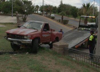 Abandona camioneta tras impactar barandal de parque
