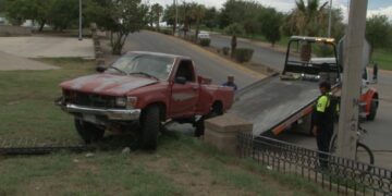 Abandona camioneta tras impactar barandal de parque