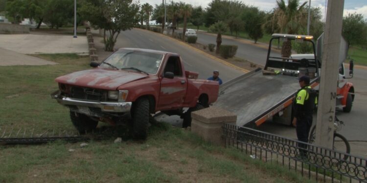 Abandona camioneta tras impactar barandal de parque