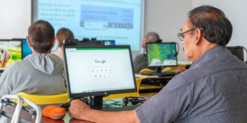 Invitan a curso de computación para adultos mayores