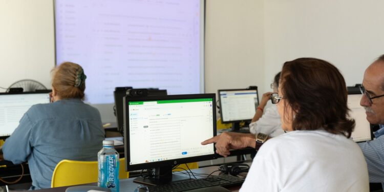 Invitan a curso de computación para adultos mayores