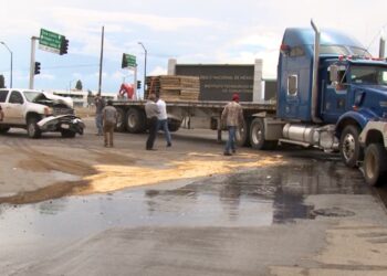 Choque provoca derrame de diésel en Cuauhtémoc