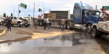 Choque provoca derrame de diésel en Cuauhtémoc