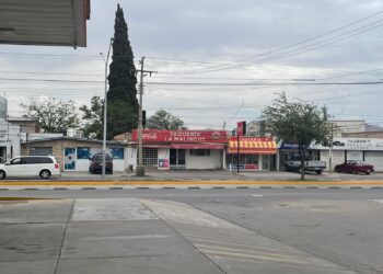 Niña atora su mano en dispensador de juguetes en una taquería