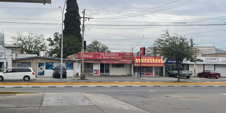 Niña atora su mano en dispensador de juguetes en una taquería