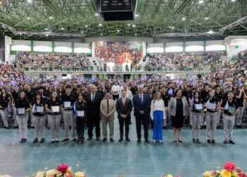 Ceremonia de graduación en el Cobach 10