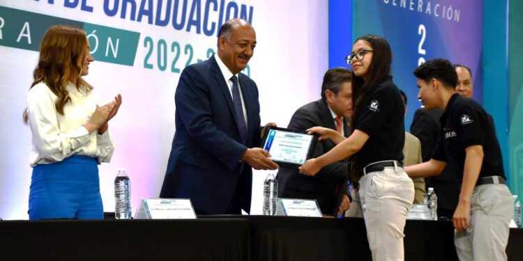 Ceremonia de graduación en el Cobach 10