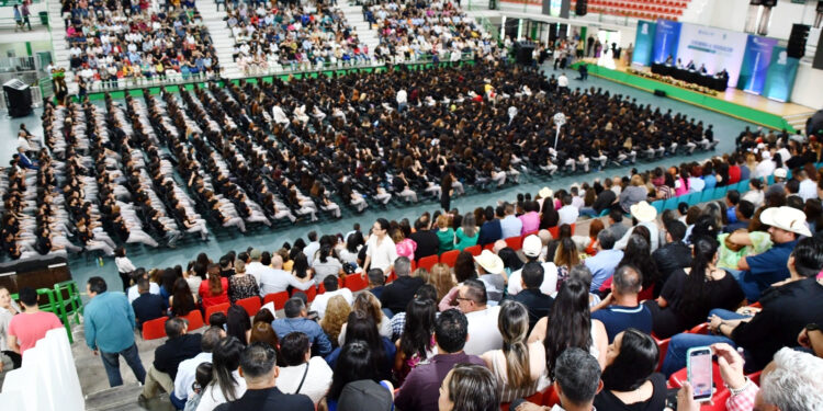 Ceremonia de graduación en el Cobach 10