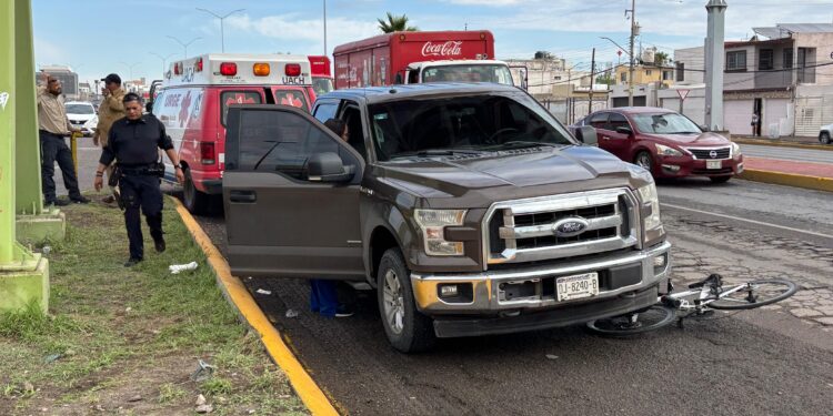 Joven ciclista es atropellado por camioneta en Periférico de la Juventud