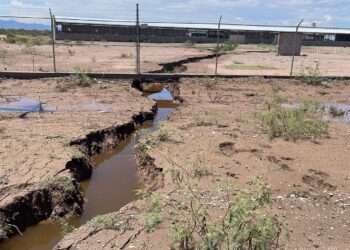 Grieta de 500 metros alarma a pobladores en la carretera Aldama-Ojinaga