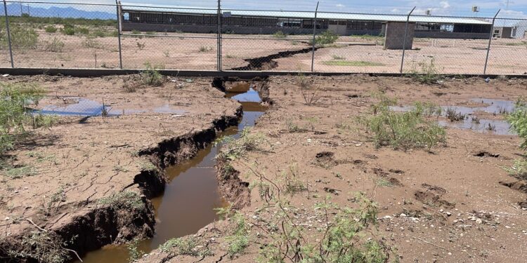 Grieta de 500 metros alarma a pobladores en la carretera Aldama-Ojinaga