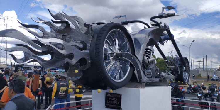 Cuauhtémoc devela monumento a la Gran Familia Chopper