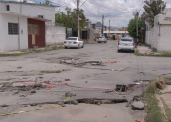 Vecinos alertan por fisuras y hundimientos en avenida de Chihuahua