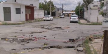 Vecinos alertan por fisuras y hundimientos en avenida de Chihuahua