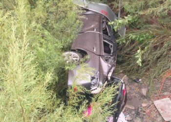 Auto vuelca y cae a dren en Saucillo; hay menores lesionados