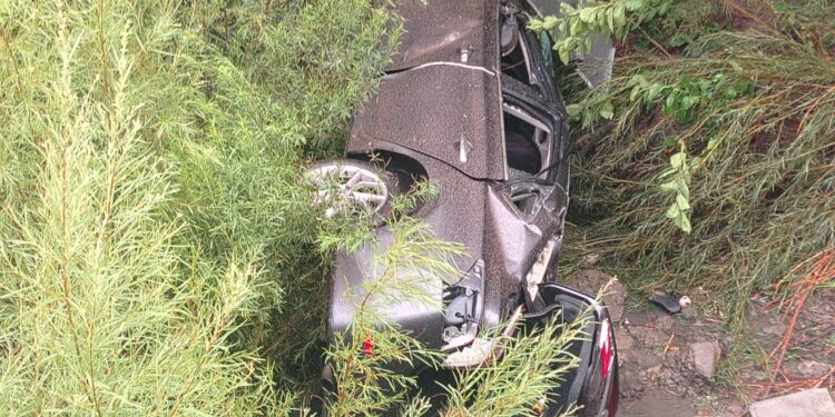 Auto vuelca y cae a dren en Saucillo; hay menores lesionados