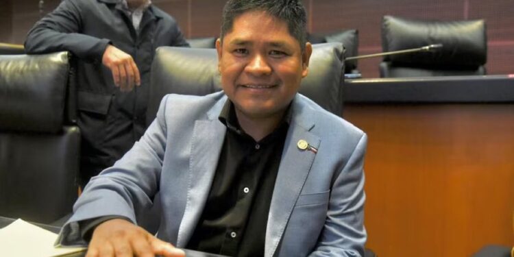 Erasmo Catarino, de La Academia, rinde protesta como senador de la República