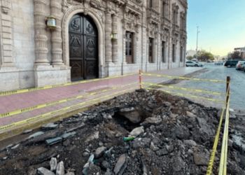 Fuga de agua frente a Palacio de Gobierno