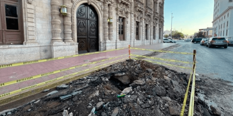 Fuga de agua frente a Palacio de Gobierno