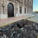 Fuga de agua frente a Palacio de Gobierno