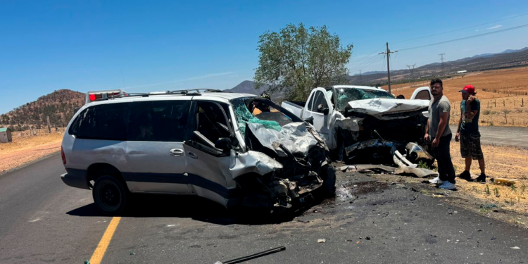 Choque frontal deja a dos conductores atrapados en Cuauhtémoc