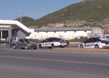 Mujer lesionada en choque frontal en el periférico R. Almada