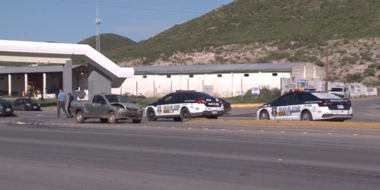 Mujer lesionada en choque frontal en el periférico R. Almada